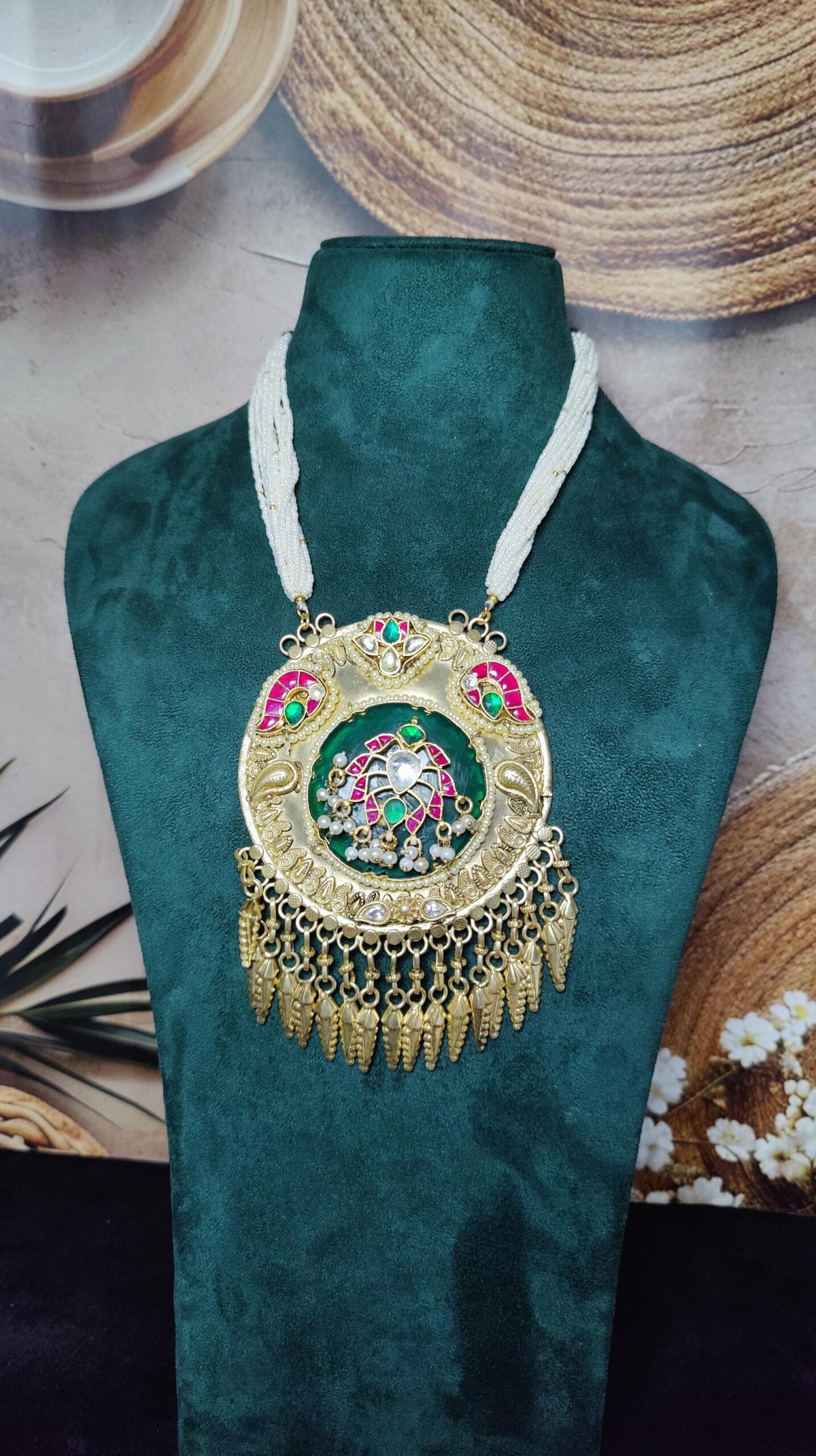 Guahar pendant image 1